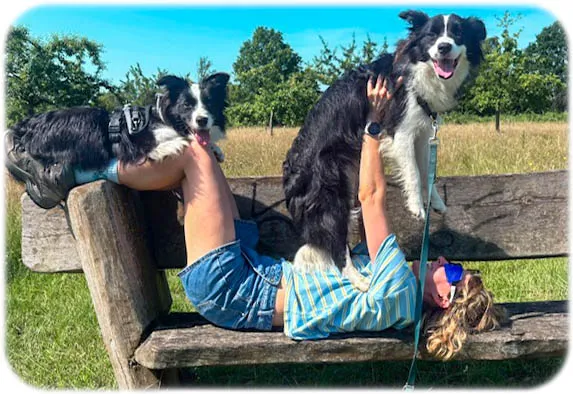 Twee baasjes met hun honden op een bank, de winnende foto van de fotowandeling