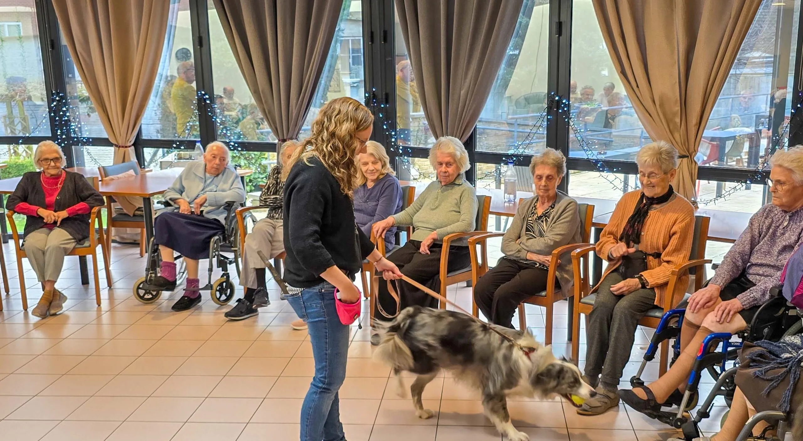 Een hond op bezoek bij de bewoners van een woonzorgcentrum